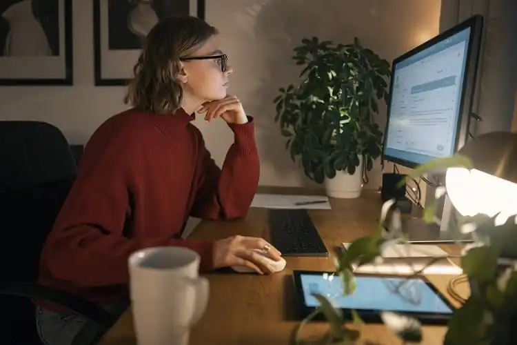 Guia Definitivo do Web Designer Freelancer: Como Cobrar Alto em 2025