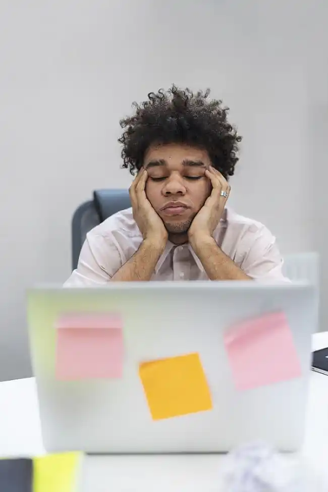 Erro Fatal 2: A Fadiga Crítica do Criativo